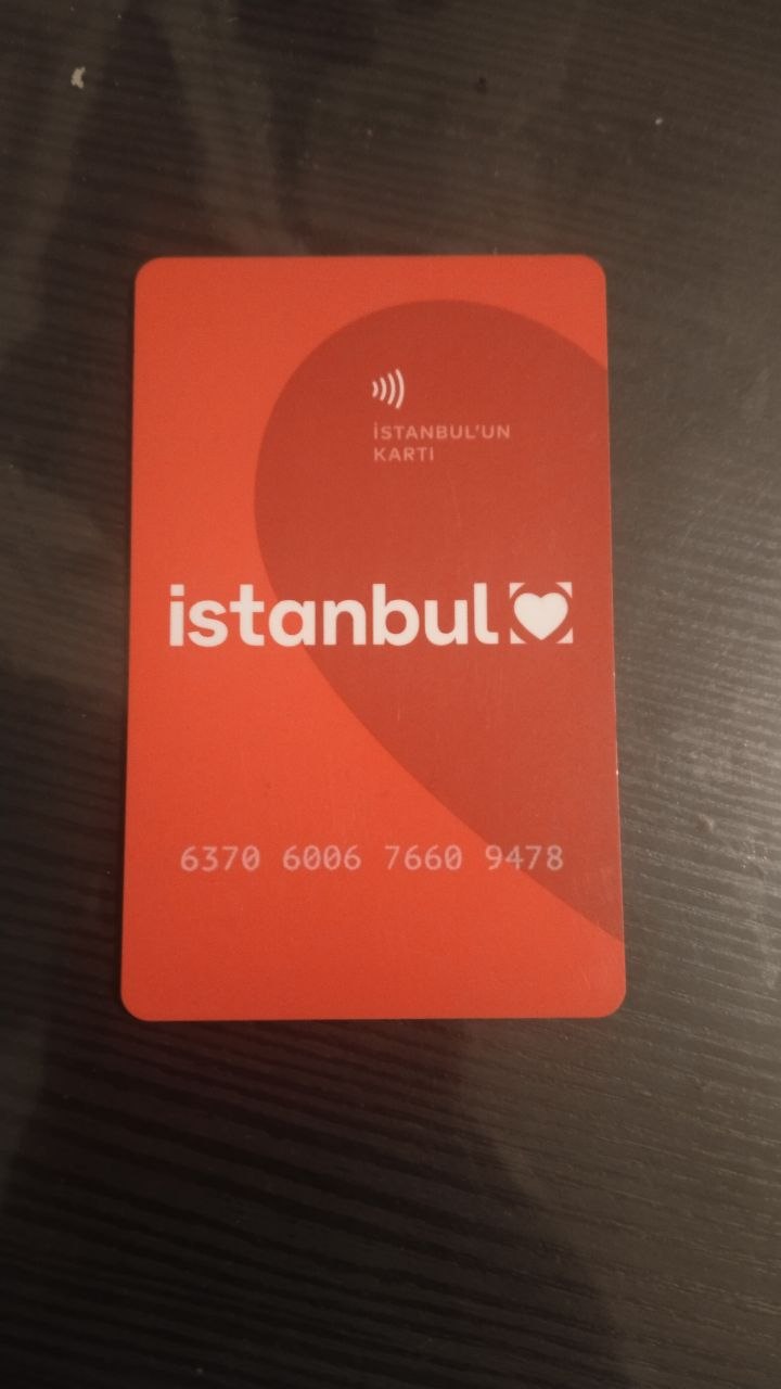 Kartica za metro/tramvaj/autobus u Istanbulu. Na njoj je oko 100 lira. (Uz to sama kartica nešto košta). Možda će nekome uskoro trebati za let. Biću srećna zbog čokoladice))