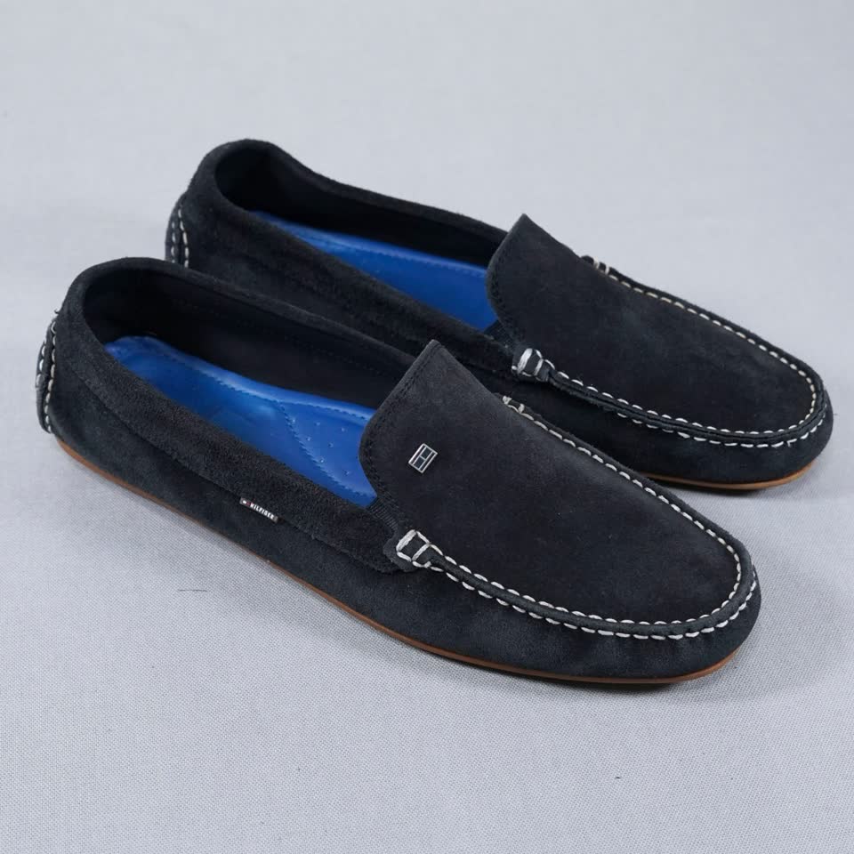 Продажа: мокасины Tommy Hilfiger, кроссовки Nike и Under Armour, джинсы Replay и Guess, куртка Esprit, худи Old Navy, футболка Heavy Cream, жилет