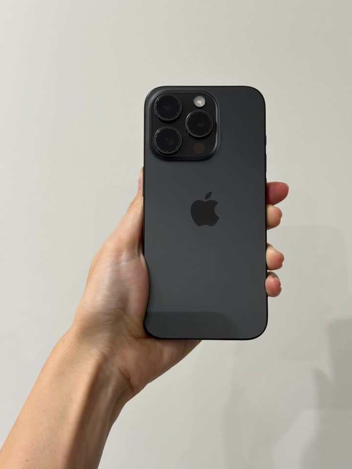 Prodajem iPhone 15 Pro i iPhone 13