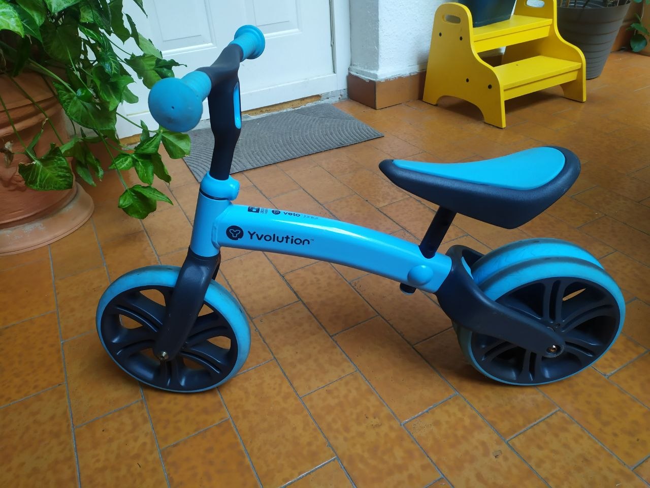 Продам голубой беговел Yvolution.