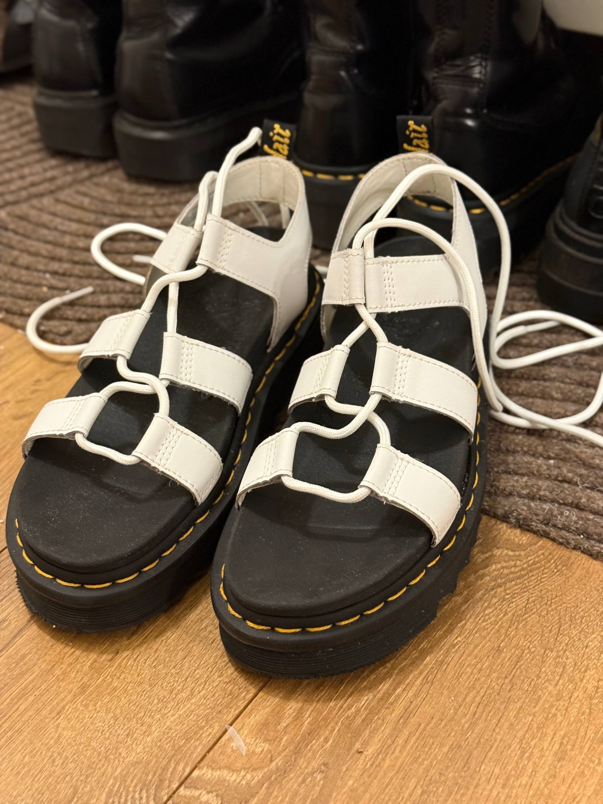 Босоножки Dr. Martens Nartilla, размер EU 40 по маркировке, но подойдут и на 41 (у меня 41,