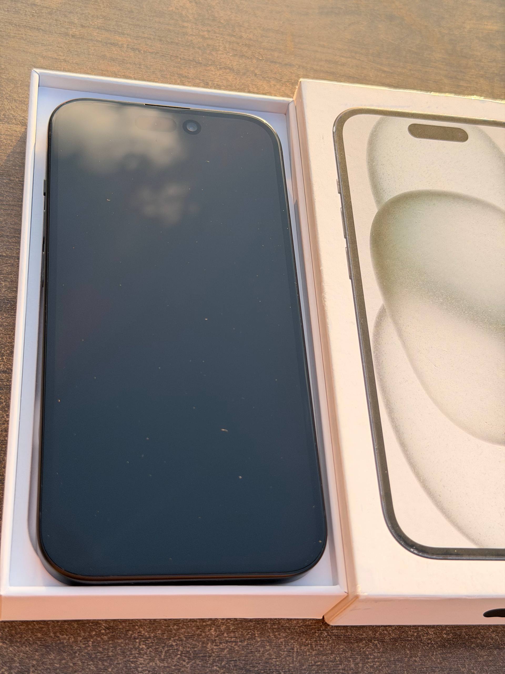 Prodajem iPhone 15 128GB Black