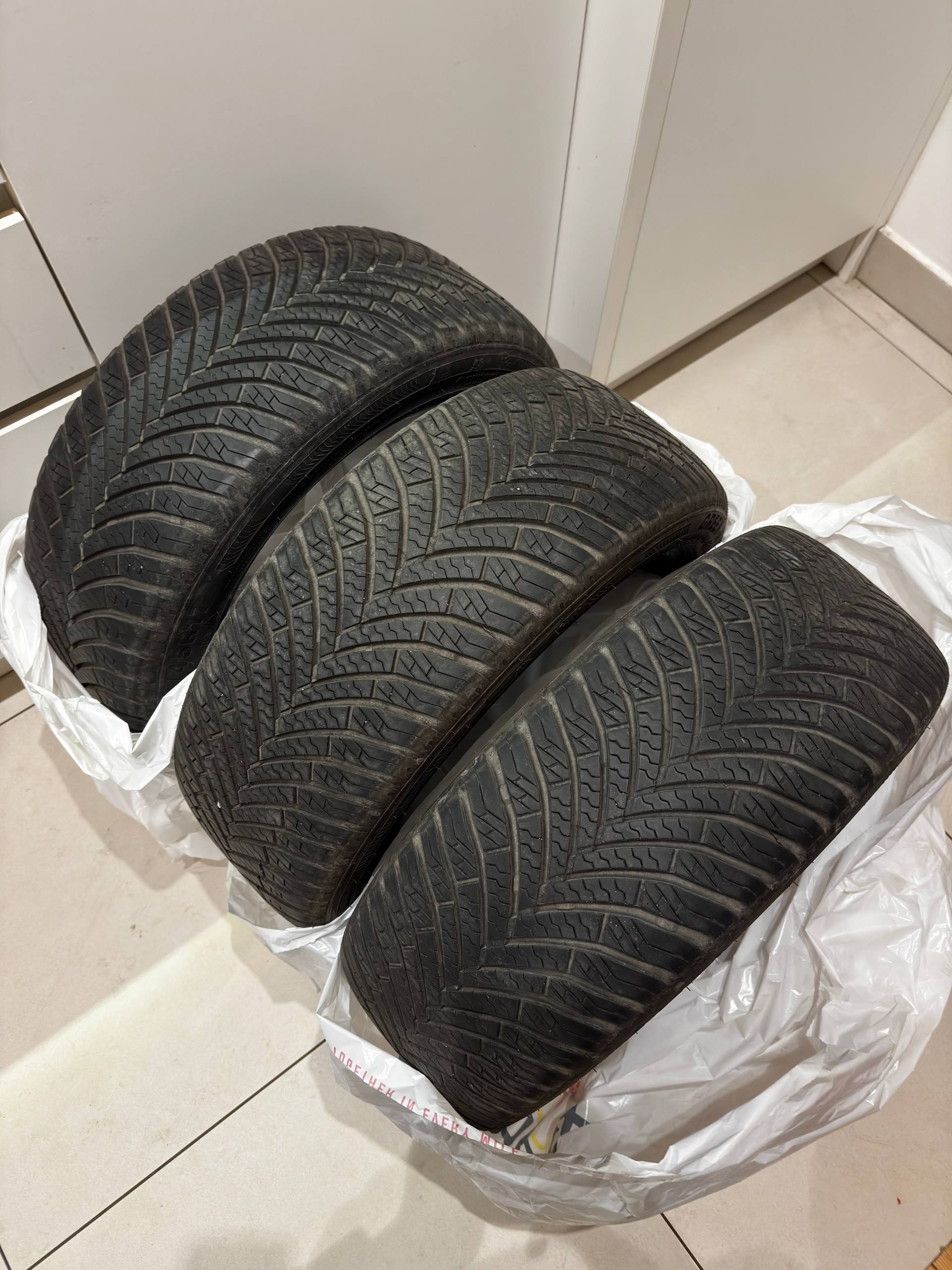Продам покрышки Linglong 215/45 R17 и компрессор