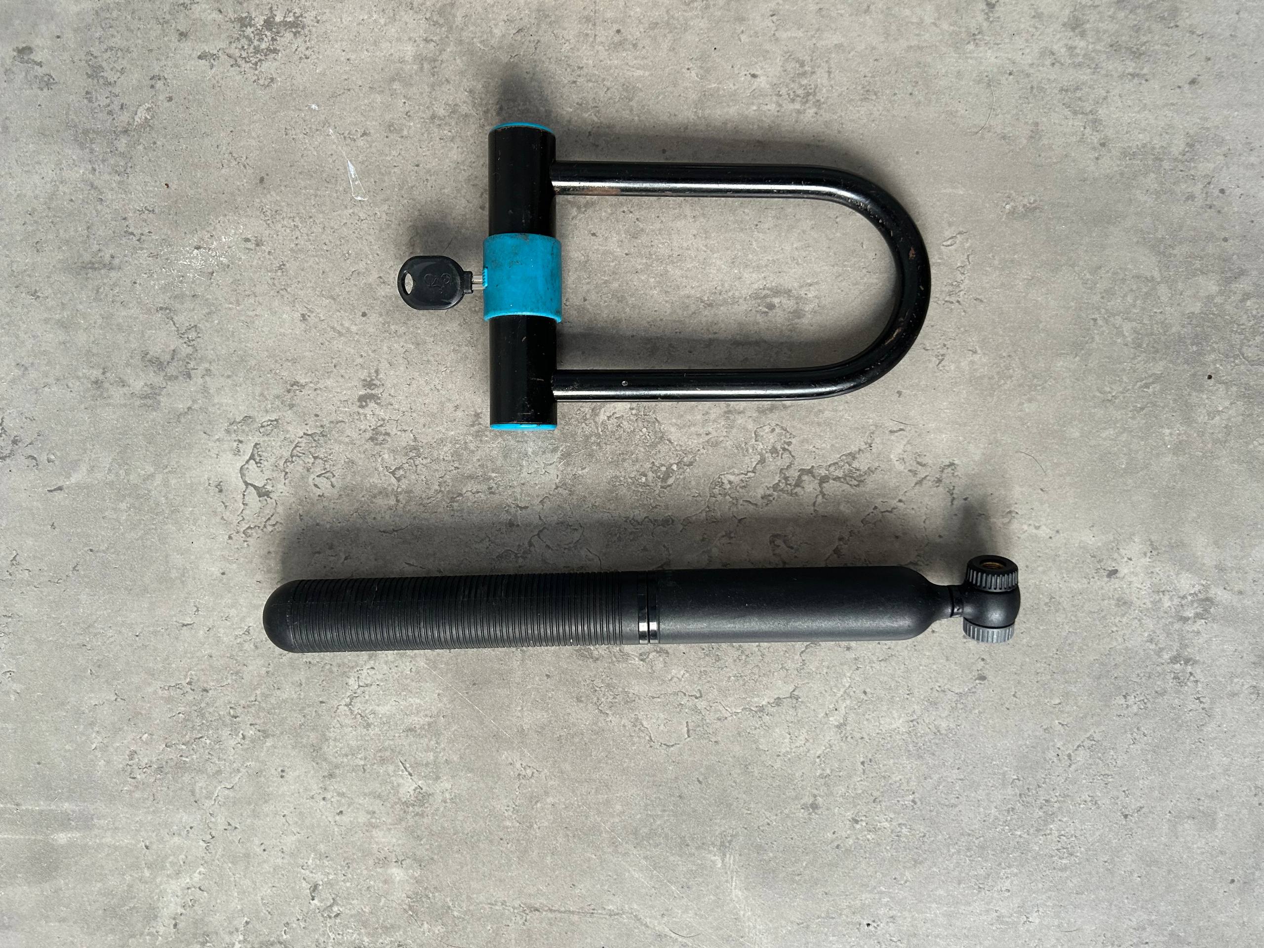 Brava U-Lock Trinx i pumpa Decathlon