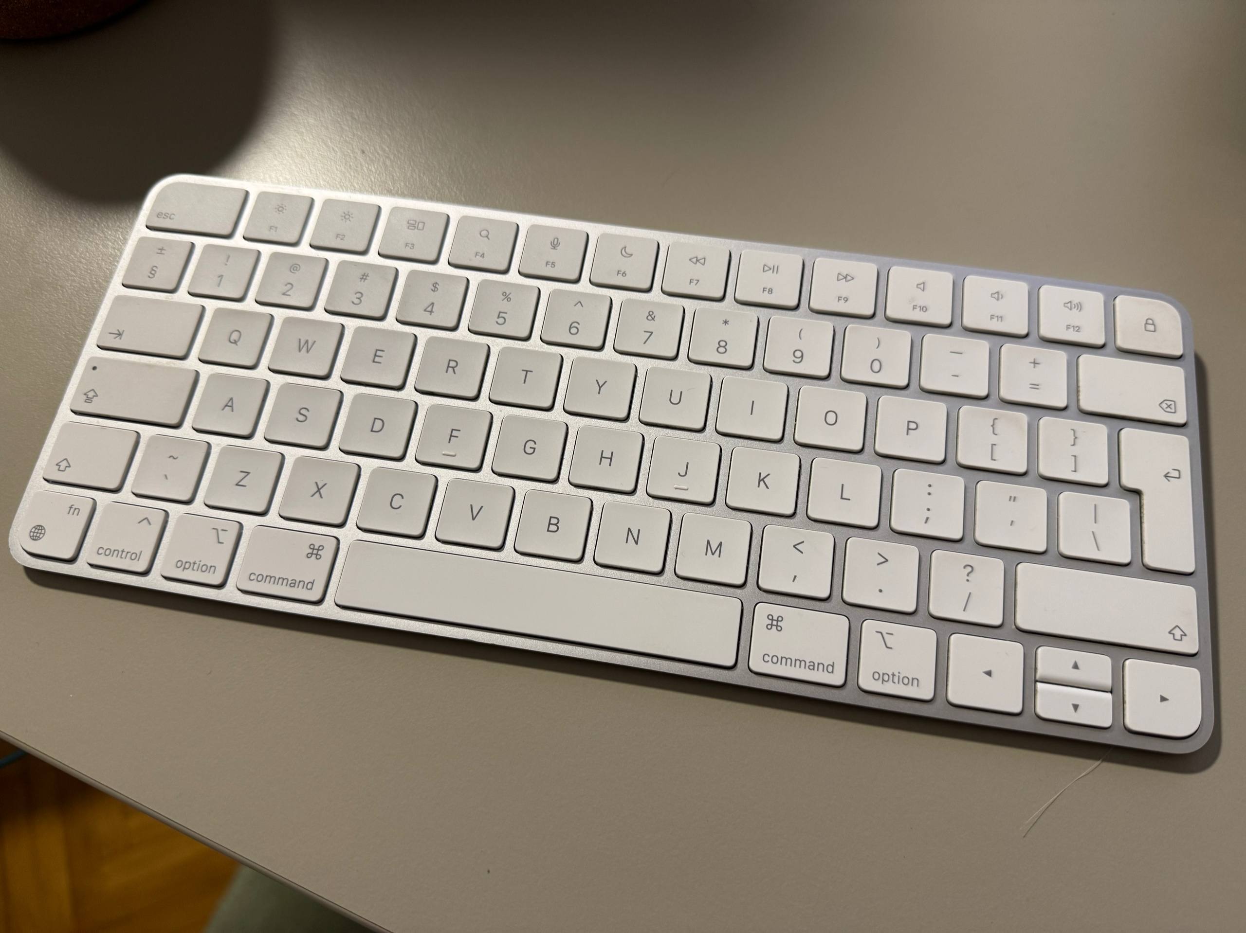 Prodajem Apple tastaturu i miš