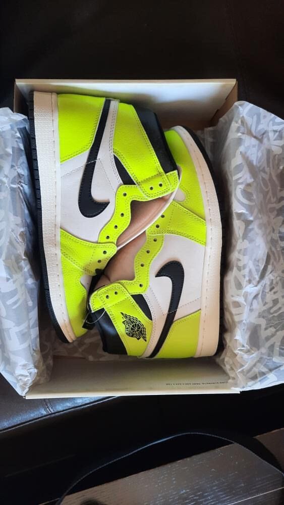 Air Jordan 1 High OG "Volt" (Visionaire)