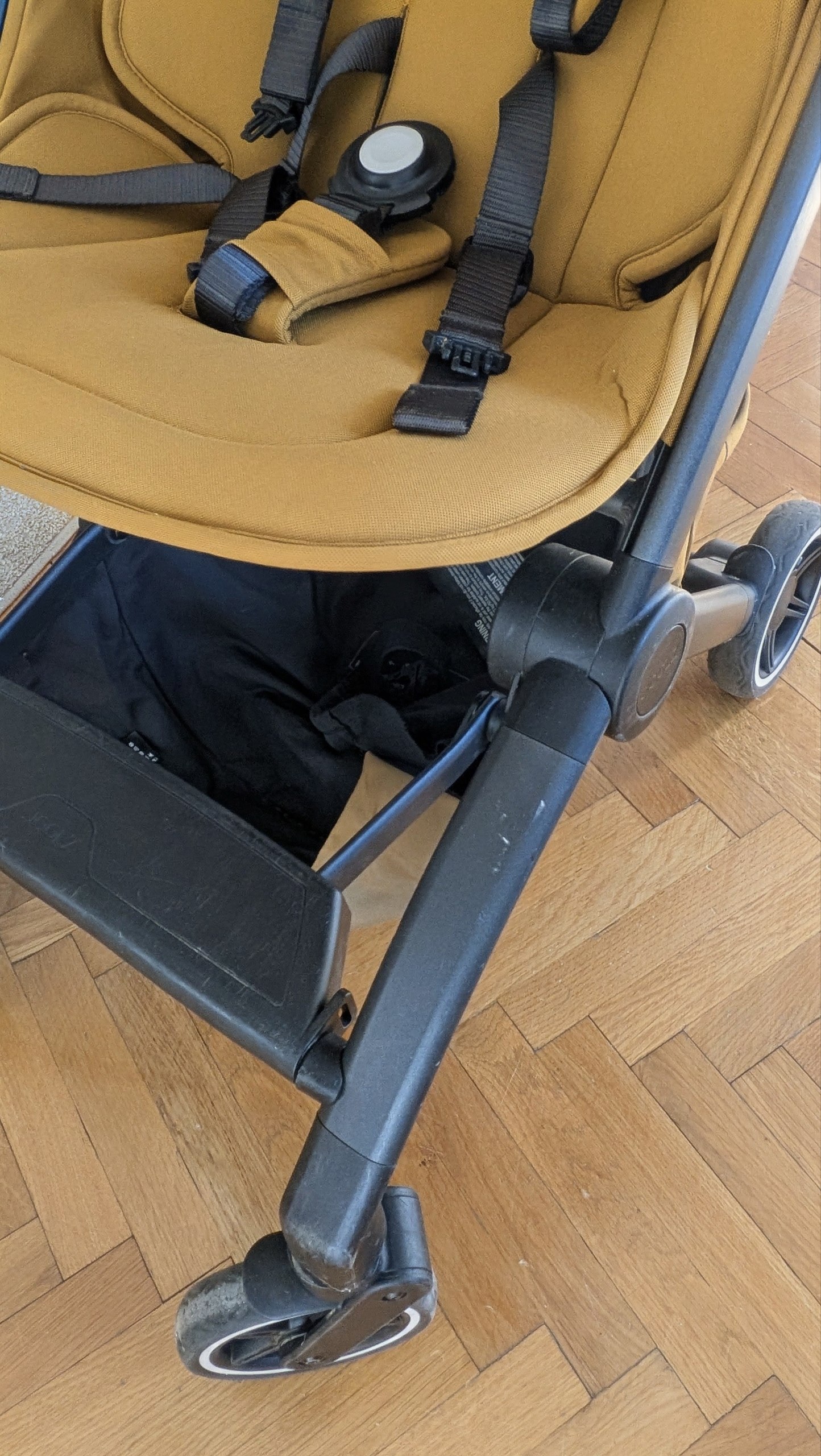 Продается коляска Joolz Aer + с бампером и чехлом. Состояние хорошее. Очень удобна для перел