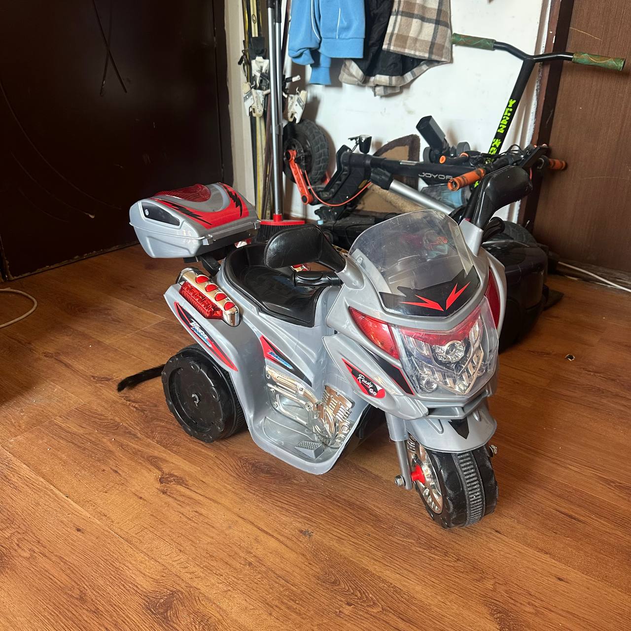 Dečji električni motocikl + punjač + 2 akumulatora