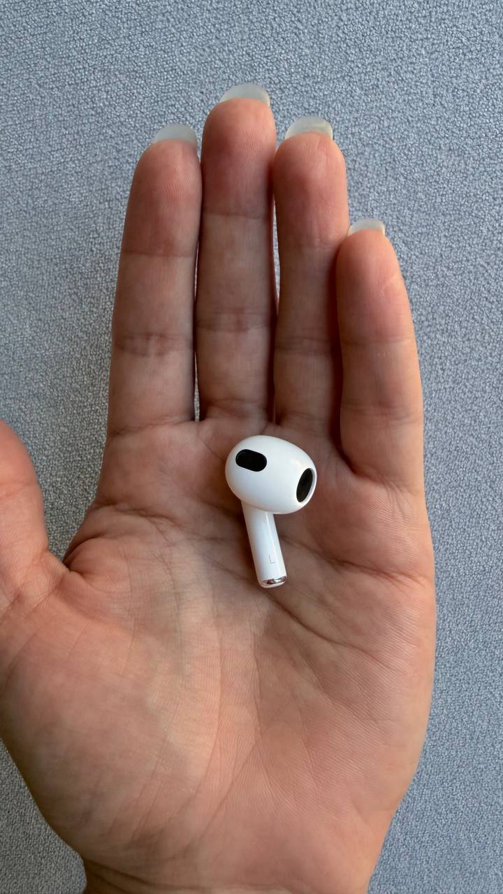 Оригинальный левый наушник Apple AirPods 3-го поколения.