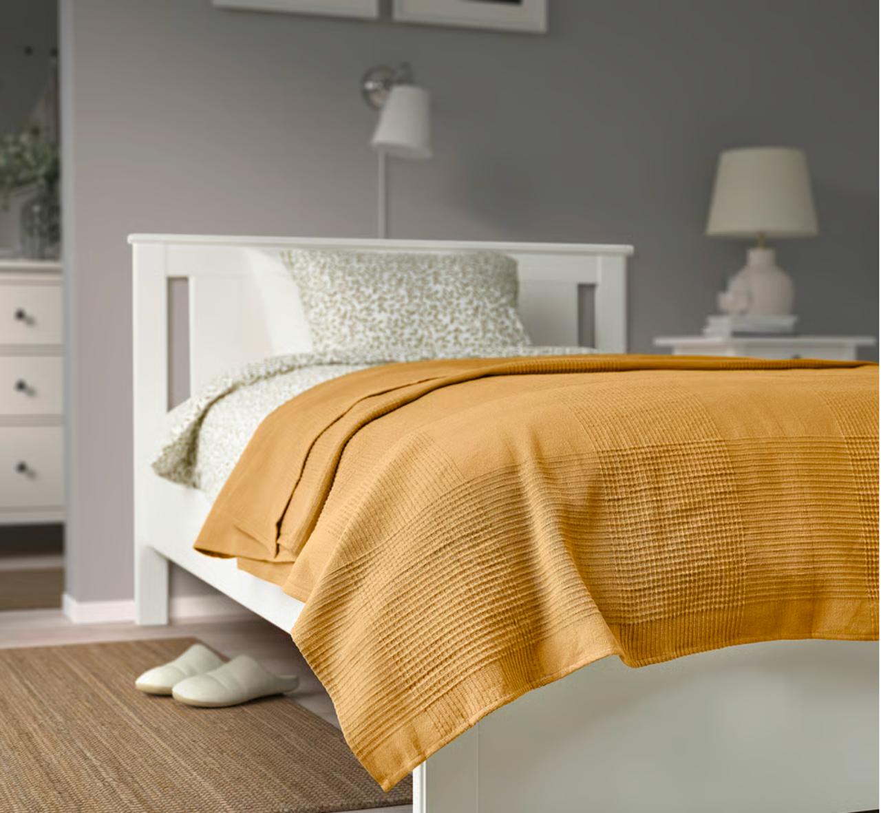 Продам икеевский плед, вот такой https://www.ikea.com/rs/sr/p/indira-prekrivac-zuto-bez-0058