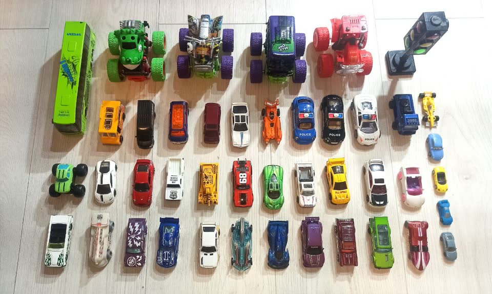 Набор транспортных средств (Hot Wheels, автобус, монстр траки, микро машинки, светофор)