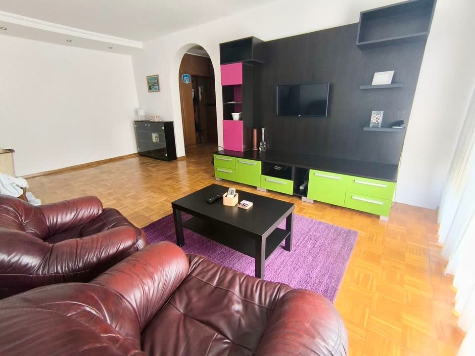 Iznajmljuje se trosoban stan u Novom Beogradu, Blok 62