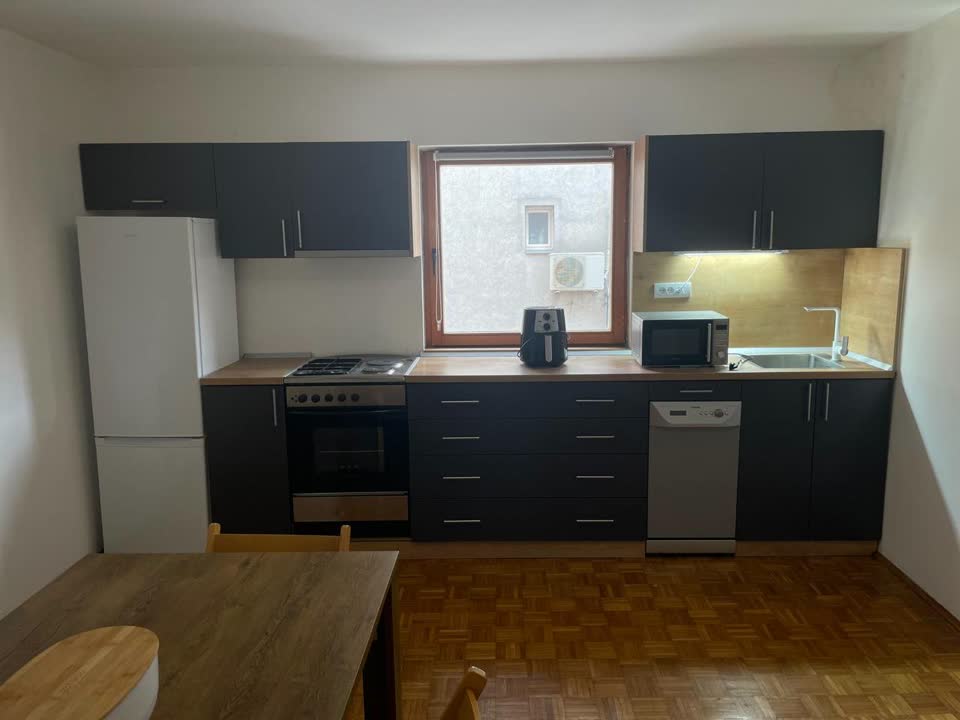 Izdajem stan u Čukarici, Stari Cerak, 100 m²