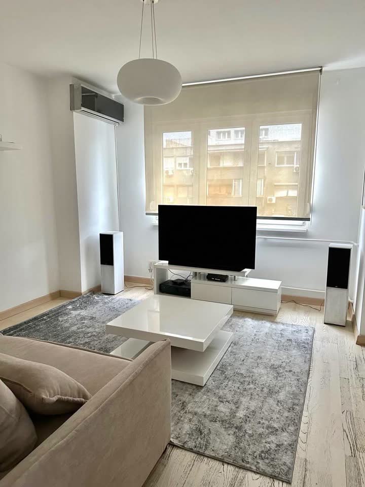 Iznajmljujem dvosoban stan, Savski Venac, 63 m²